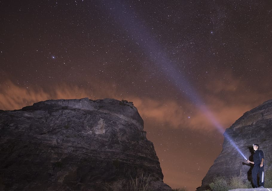nat, himmel, lys, plads, stjerne, skyer, skumring, om natten, blå, ray, ocean, tusmørke, naturlandskab, stjerne - rum, astronomi, galakse, scenics - natur, skønhed i naturen, stjerne felt, bjerg, ro, rolig scene, natur, uendelighed, Mælkevejen, konstellation, ikke-urbane scene, idyllisk, klippe, udendørs, rum og astronomi, 2K