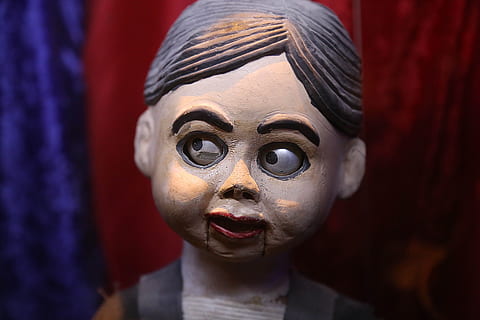 braun, behaart, hölzern, Marionette, braunhaarig, gruselig, Bauchredner, gruslig, Halloween, menschliches Körperteil, Kamera betrachten, Porträt, menschliches Gesicht, Darstellung, Statue, Skulptur, menschliche Darstellung, Kunst und Handwerk, Nahansicht, Kreativität, Kunst, männliche Ähnlichkeit, keine Leute, Fokus auf den Vordergrund, Körperteil, weibliche Ähnlichkeit, drinnen, Angst, Farbe, 5K, CC0, gemeinfrei, lizenzfrei