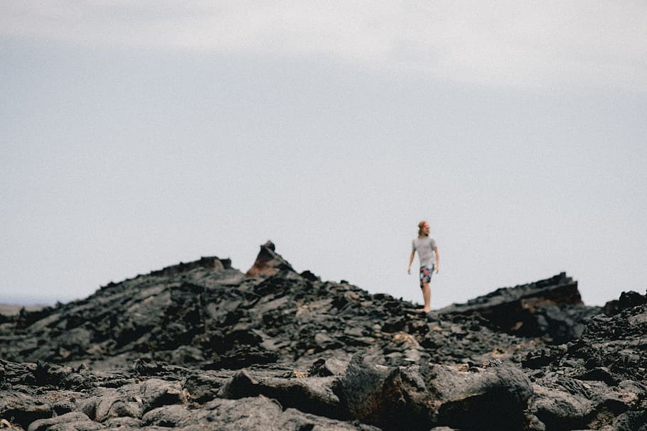 persona, caminar, roques, gris, superfície de roca, lavarock, hora del dia, a l'aire lliure, tècnica de la imatge, tipus d’imatge, edat humana, homes, adult, posició física, aventura, fenomen natural, senderisme, dones, imatge en color, activitat en moviment, equipament, punt de vista, dia, només adults, naturalesa, ètnia, gent, muntanya, característica de la terra, dues persones, una persona, una sola dona, longitud completa, només dones, de peu, rock, cel, adult jove, activitat d'oci, rock - object, estils de vida, persones reals, dones joves, sòlid, bellesa a la natura, terra, còpia espai, roba casual, 5K