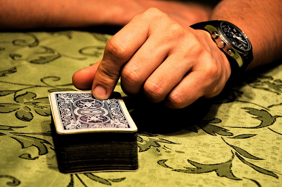 persona, celebració, coberta, jugant, targetes, mà, joc, jugar, casino, jugant a les cartes, blackjack, mà humana, part del cos humà, Finances, una persona, riquesa, moneda, part del cos, primer pla, adult, anell, a l'interior, joieria, moneda de paper, dit humà, dit, homes, signe de dòlar, luxe, 5K
