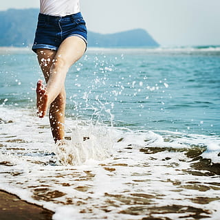 femme, blanc, Haut, short en jean, corps, eau, nu, plage, Pause, calme, refroidissement, se détendre, côte, littoral, jouissance, explorer, pieds, pied, dom, bonheur, vacances, périple, laisser, loisir, la vie, océan, paix, des loisirs, relaxation, du repos, repos, le sable, mer, bord de mer, sérénité, rive, vacances de printemps, rester, été, heure d'été, temps libre, tour, Voyage, front de mer, bien-être, éclaboussures, partie du corps humain, mouvement, une personne, section basse, jambe humaine, personnes, Vrais gens, partie du corps, Activité de loisir, modes de vie, journée, terre, la nature, femmes, en plein air, membre humain, 2K, CC0, domaine public, libre de droits