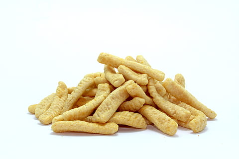 Chip, knackig, Pack, Snack, Schüssel, Terrine, isoliert, Haufen, Pfeffer, Scheibe, Teller, gebraten, köstlich, Weiß, ungesund, fetthaltig, Diät, bereit, Gelb, hell, Orange, Kalorien, Becken, gewellt, Beschneidungspfad, Müll, Gemüse, Essen, lecker, Keramik, Vitamin, Nein, Schnitt, gießen, gesalzen, Zutat, golden, Hintergrund, frisch, würzig, Paket, Lebensmittel, schnell, ungesunde Ernährung, weißer Hintergrund, Studioaufnahme, Essen und Trinken, Kartoffel, Fast Food, Stillleben, zubereitete Kartoffel, drinnen, Pommes frittes, Frische, Nahansicht, keine Leute, kopieren sie platz, fertig für den Verzehr, ausgeschnitten, große gruppe von gegenständen, 2K, CC0, gemeinfrei, lizenzfrei