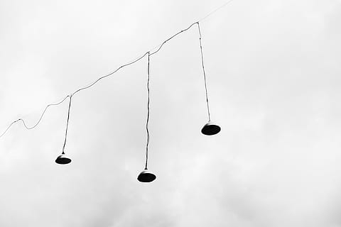 streng lys, lamper, himmel, skyer, svart og hvit, henger, ingen folk, lav vinkel visning, belysningsutstyr, silhouette, tråd, utendørs, dag, lyspære, natur, dekorasjon, string, kopiere plass, sky - himmel, skjære ut, nærbilde, metalltråd, på rad, 4K, CC0, offentlig domene, opphavsrett gratis