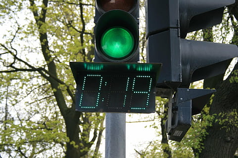 robot, lys, grøn, sekunder, timeren, sikkerhed, gade, Trafik, skilt, grønt lys, grøn farve, træ, vejledning, stoplys, vejsignal, plante, meddelelse, belyst, by, vej, vejskilt, arkitektur, dag, natur, lav vinkel visning, ingen mennesker, udendørs, 1080P, CC0, offentligt domæne, royaltyfrie