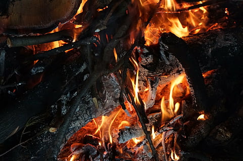 Feuer, Lager, Lagerfeuer, draussen, Flammen, Nacht-, Holz, Sommer-, heiß, Brennholz, brennen, Hitze, Kochen, lodern, glühend, Feuer - natürliches Phänomen, Flamme, Hitze - Temperatur, Verbrennung, rot, Nahansicht, Kamin, Holz - Material, keine Leute, Log, Natur, Bewegung, orange Farbe, Vollbild, Camping, Langzeitbelichtung, draußen, 2K, CC0, gemeinfrei, lizenzfrei