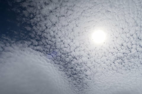 nuvole, blu, cielo, sole, bianca, forma di nuvole, cirrocumulus, nuvola - cielo, natura, nessuno, luce del sole, Inquadratura dal basso, bellezza nella natura, all'aperto, scienza, spazio, maestoso, giorno, forma, riflesso lente, la tranquillità, Cloudscape, scenics - natura, illuminato, forma geometrica, luminosa, 5K, CC0, dominio pubblico, privo di copyright
