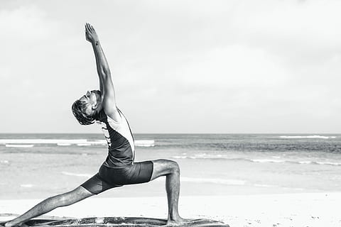 asiatico, yoga, uomo, pratica, spiaggia, 3, foto in scala di grigi, nero, pantaloncini, esercizio, allungare, acqua, uno stile di vita sano, mare, sport, una persona, benessere, stili di vita, allungamento, esercizio di rilassamento, rilassamento, flessibilità, terra, attività di svago, lunghezza intera, adulto, natura, orizzonte sull'acqua, all'aperto, braccio umano, 5K, CC0, dominio pubblico, privo di copyright