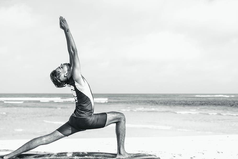 asiàtic, ioga, home, pràctica, platja, 3, fotografia en escala de grisos, negre, curts, exercici, estirament, aigua, estil de vida saludable, mar, esport, una persona, benestar, estils de vida, estiraments, exercici de relaxació, relaxació, flexibilitat, terra, activitat d'oci, longitud completa, adult, naturalesa, horitzó sobre l’aigua, a l'aire lliure, braç humà, 5K