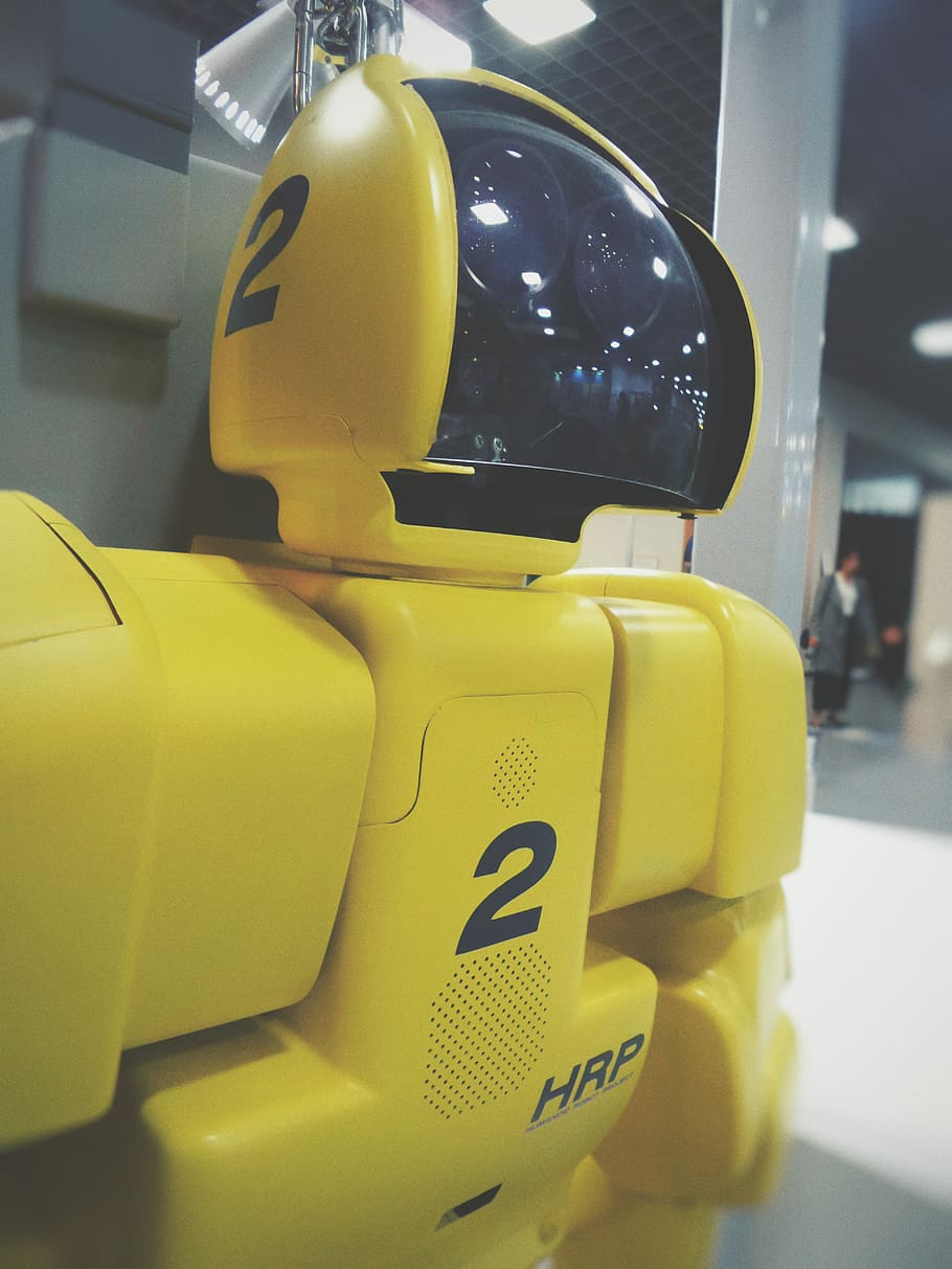 giallo, nero, giocattolo robot, robot giallo hrp, robot, macchina, Tech, tecnologia, mezzi di trasporto, modo di trasporto, veicolo terrestre, avvicinamento, auto, veicolo a motore, persone accessorie, comunicazione, testo, concentrarsi sulle conoscenze acquisite, numero, in casa, giorno, combustibile e produzione di energia, trasporto pubblico, cartello, rifornimento carburante, 5K