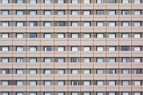 braun, hoch, Gebäude erheben, Hochhaus, die Architektur, Gebäudehülle, gebaute Struktur, städtische Szene, Bürogebäude, modern, Muster, Stadt, Architektur und Gebäude, draußen, Vollbild, Wohnung, Fenster, Tag, Gebäude, Wiederholung, Hintergründe, keine Leute, in einer Reihe, Flachwinkelansicht, Wohngegend, Seite an Seite, Bürogebäude außen, 4K, CC0, gemeinfrei, lizenzfrei