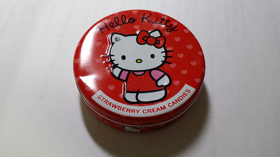 caramels, estoig de llauna, Hello Kitty, representació, primer pla, representació humana, vermell, cap gent, a l'interior, comunicació, taula, mamífer, creativitat, sol objecte, menjar i beguda, semblança masculina, somrient, art i artesania, forma, tir de l'estudi, 4K