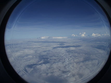 avions, núvols, cel, finestra, ull de bou, blau, vista, avió, volant, vehicle aeri, avió comercial, núvol - cel, aire, transport, estratosfera, cloudscape, vista aèria, viatjar, manera de transport, naturalesa, cap gent, interior del vehicle, escenics - natura, dia, vidre - material, a l'aire lliure, viatge, bellesa a la natura, 720P, CC0, domini públic, lliure de regalies