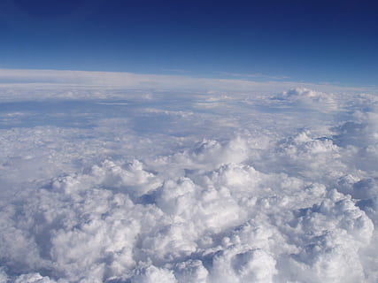 hvid, fluffy, skyer, blå, himmel, overskyet, lyse, dag, cloudscape, miljø, luft, høj, atmosfære, natur, naturlig, fly, luftfoto, stratosfæren, flyvende, sky - himmel, højt op, plads, skønhed i naturen, scenics - natur, ro, rolig scene, ingen mennesker, idyllisk, udendørs, hvid farve, baggrunde, kopiere plads, over, blødhed, meteorologi, 2K, CC0, offentligt domæne, royaltyfrie