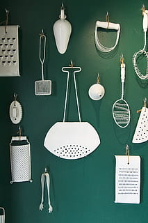 arredamento, decorazioni, cucina, decorativo, bianca, Vintage ▾, cucinando, pentolame, vecchio, design, in casa, sospeso, scelta, variazione, nessuno, utensile da cucina, attrezzatura per l'illuminazione, attrezzature domestiche, stanza domestica, grande gruppo di oggetti, natura morta, caratteristica della parete, colore verde, capi di abbigliamento, interno di casa, attrezzatura, cucchiaio, tavolo, orologio, lampada elettrica, appartamento, 4K, CC0, dominio pubblico, privo di copyright