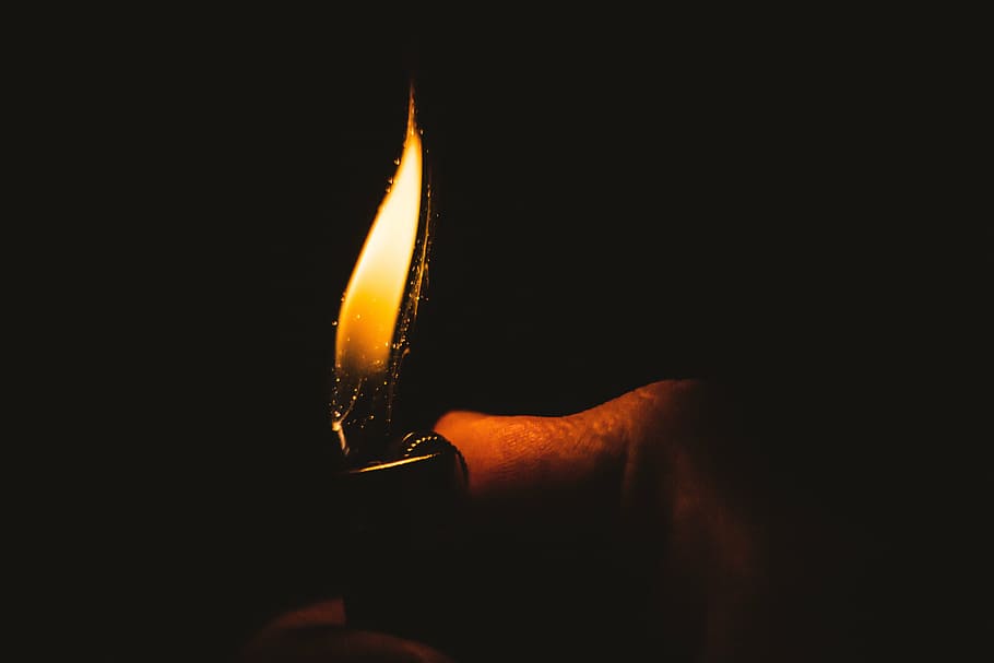 person, holder, tent, lighter, Brann, lys, varm, brenne, flamme, Kindle, varmt, varme, brannsår, tenning, regning, flammende, brenning, varme - temperatur, stearinlys, svart bakgrunn, natt, innendørs, nærbilde, ingen folk, studio skudd, brann - naturlig fenomen, glødende, fyrstikk, natur, antennelig, belyst, oransje farge, belysningsutstyr, kopiere plass, holding, menneskelig kroppsdel, mørk, elektrisk lampe, smelte, 5K