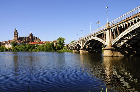 paisatge, riu, reflexió, municipi, salamanca, espanya, tormes del riu, pacífica, aigua, escènic, panorama, europa, ennuvolat, cel, a l'aire lliure, paisatge urbà, ciutat, pont - estructura feta per l'home, arquitectura, estructura construïda, pont, connexió, exterior de l'edifici, naturalesa, cel clar, cap gent, destinacions de viatge, blau, història, viatjar, el passat, arc, pont d’arc, 1080P, CC0, domini públic, lliure de regalies