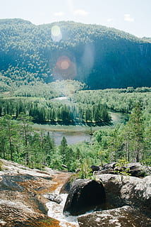 floddal, landskab, natur, Skov, træ, bjerg, vand, scenics, flod, udendørs, rock-objekt, skønhed i naturen, sommer, sø, himmel, grøn farve, bjergkæde, fyrretræ, dag, ingen mennesker, plante, ro, rolig scene, scenics - natur, ikke-urbane scene, solid, sollys, miljø, flydende vand, linseflare, flyder, 4K, CC0, offentligt domæne, royaltyfrie