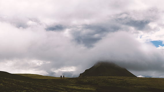 två, person, gående, berg, molnbildning, personer, grön, gräs, vit, moln, resa, en annan värld, clouds, människor, vandrare, natur, moln - himmel, landskap, scenics, utomhus, himmel, mulen, kulle, storm, inget folk, lugn, skönhet i naturen, lugn plats, miljö, landa, scenics - natur, geologi, icke-urbana scenen, vulkan, dag, dramatisk himmel, resmål, fysisk geografi, kraft i naturen, vulkanisk krater, 2K, CC0, offentligt domän, royaltyfria