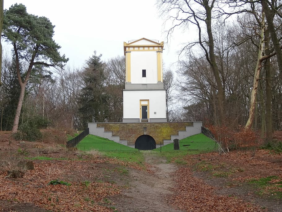 les, Příroda, strom, stromy, pěší cesta, hora, kopec, krajina, zimní, silnice, relaxace, turistika, cesta, pěšina, avenue, hrobka, hrob, pyramida, nikdo, den, stavba, mlha, venku, rostlina, architektura, exteriér budovy, budova, přistát, nebe, růst, směr, holý strom, pole, cesta vpřed, klid, místo uctívání, náboženství, 2K