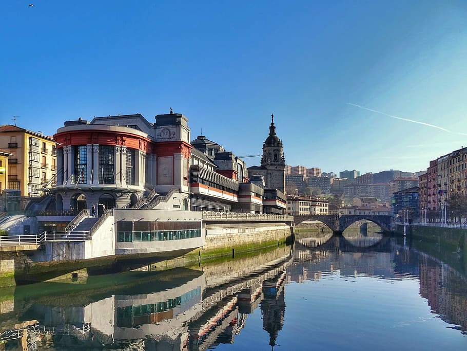 modrá obloha, ribera, řeka, odraz, voda, architektura, stavba, exteriér budovy, nábřeží, nebe, most, spojení, Příroda, most - mužská konstrukce, budova, čisté nebe, nikdo, modrý, město, den, destinace, obloukový most, venku, 4K