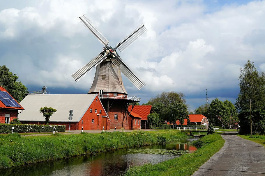 vermell, blanc, casa, al costat, molí de vent, carretera, durant el dia, molí, ala, arquitectura, molí de farina, mòlta, cel, blau, frisia est, cultures, història, vell, escena rural, energia renovable, energia alternativa, conservació del medi ambient, energia eòlica, aerogenerador, molí de vent tradicional, turbina, estructura construïda, núvol - cel, planta, generació de combustible i energia, exterior de l'edifici, medi ambient, arbre, naturalesa, aigua, edifici, cap gent, a l'aire lliure, canal, 5K