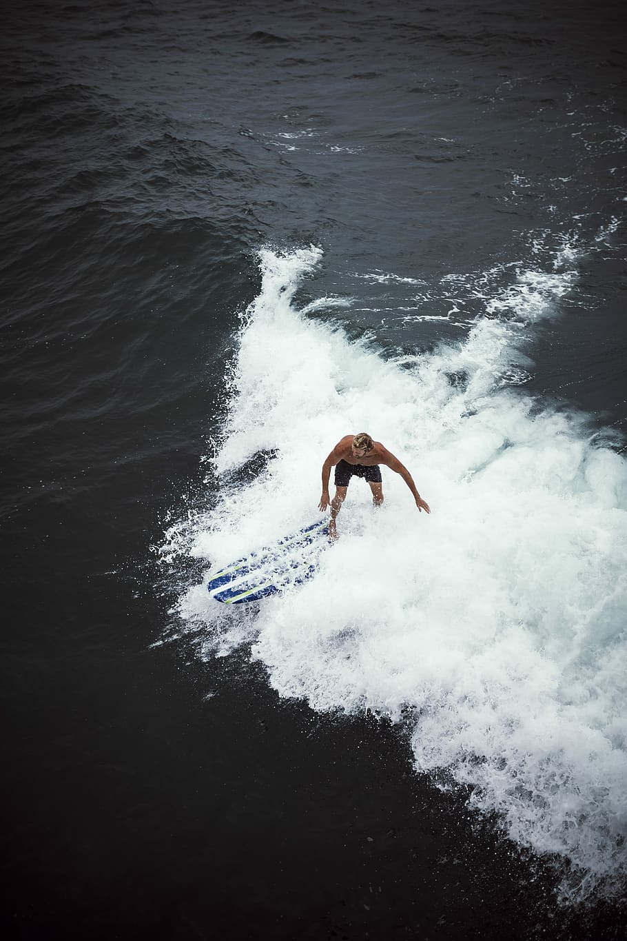 surfboarding osób, fale, człowiek surfuje, surfować, fala, ocean, mężczyzna, osoba, woda, ruch, morze, jedna osoba, prawdziwi ludzie, Natura, styl życia, sport, plusk, dzień, surfing, spędzania wolnego czasu, sport wodny, pływanie, wysoki kąt widzenia, na dworze, nabrzeże, 5K