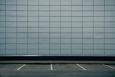gris, negre, buit, carretera, paret, línies, aparcament, cap gent, patró, sòls, arquitectura, ciutat, funció de construcció de parets, còpia espai, símbol, transport, signe, a l'interior, en blanc, rajola, modern, dia, edifici públic, llum - fenomen natural, 1080P, CC0, domini públic, lliure de regalies