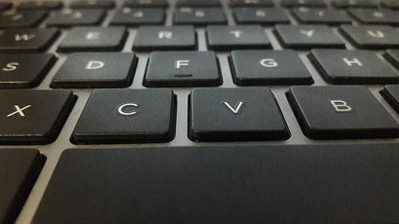 klawiatura, laptop, komputer, przycisk, pc, spacja, klawiatura komputerowa, wyposażenie komputera, część komputerowa, technologia, klucz komputera, tekst, porozumiewanie się, zbliżenie, list, pełna ramka, tła, połączenie, wewnątrz, alfabet, żadnych ludzi, technologia bezprzewodowa, czarny kolor, 4K, CC0, domena publiczna, darmowe zdjęcia