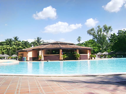 pool, slap af, bar, svømmepøl, himmel, arkitektur, bygget struktur, vand, sky - himmel, træ, natur, bygning udvendig, plante, dag, poolen, sollys, turist resort, bygning, ingen mennesker, blå, luksus, udendørs, gulve, flisebelagt gulv, turkisfarvet, 1080P, CC0, offentligt domæne, royaltyfrie
