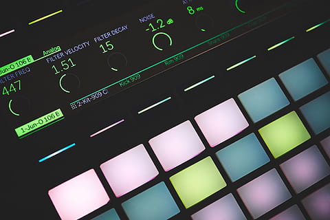 närbild, Foto, vände, digital, midi-styrenhet, aktiverade bildskärmen, svart, audio, maskin, sätta på, Färg, form, tech, produktion, teknologi, dator, internet, grön färg, konstkultur och underhållning, bakgrunder, multi färgad, upplyst, inget folk, inomhus, kommunikation, full ram, mönster, design, geometrisk form, Utrustning, skylt, siffra, text, skärm, 4K, CC0, offentligt domän, royaltyfria