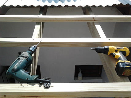 utensili, soffitto, lavoro, architettura, nessuno, struttura costruita, giorno, luce del sole, modo di trasporto, mezzi di trasporto, natura, aereo, all'aperto, esterno dell'edificio, veicolo aereo, Inquadratura dal basso, militare, metallo, finestra, viaggio, soleggiato, colore nero, aggressione, 1080P, CC0, dominio pubblico, privo di copyright