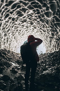 person, iført, rygsæk, inde, hule, dagtimerne, icecave, udforske, is, dryppe, tunnel, kold, udsigt, rejse, vinter, vand, en person, jord, rigtige mennesker, livsstil, fritidsaktivitet, stående, strand, natur, fuld længde, hav, bagfra, herrer, ferier, skønhed i naturen, klippe, rock-objekt, udendørs, 5K, CC0, offentligt domæne, royaltyfrie