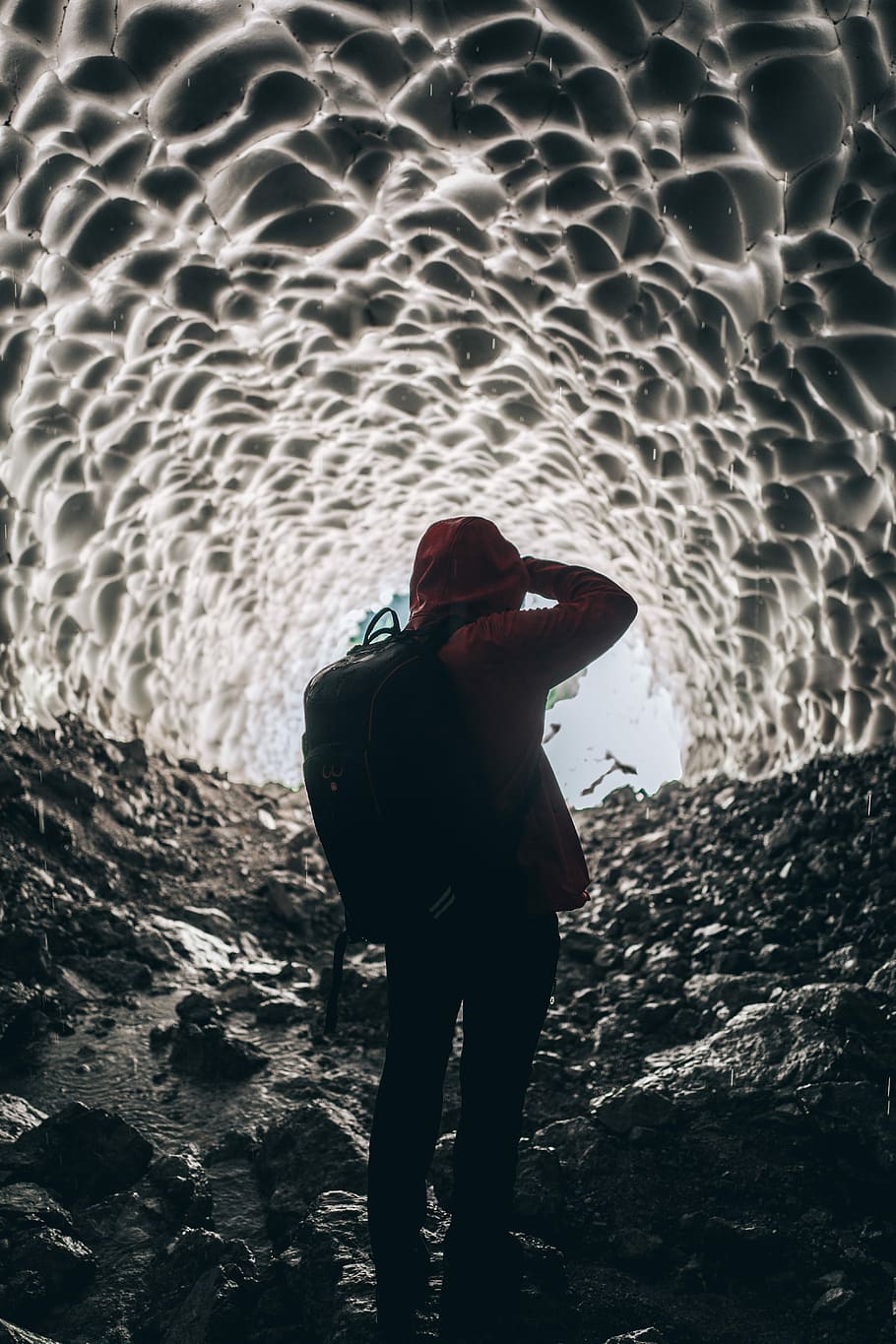 person, iført, rygsæk, inde, hule, dagtimerne, icecave, udforske, is, dryppe, tunnel, kold, udsigt, rejse, vinter, vand, en person, jord, rigtige mennesker, livsstil, fritidsaktivitet, stående, strand, natur, fuld længde, hav, bagfra, herrer, ferier, skønhed i naturen, klippe, rock-objekt, udendørs, 5K