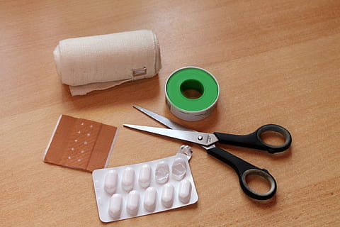 lappe, tabletter, saks, syg, medicinsk, binde, bord, træ - materiale, stilleben, indendørs, ingen mennesker, høj vinkel visning, gruppe af objekter, beholder, tæt på, kop, papir, sundhedspleje og medicin, hygiejne, valg, pille, dosis, drikke, medicin, stor gruppe af objekter, 1080P, CC0, offentligt domæne, royaltyfrie