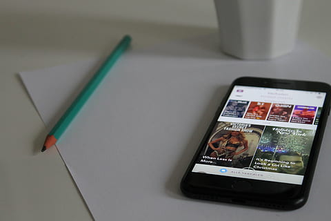 アプリ, 応用, 商取引, 接続, データ, 机, 表示, エレクトロニクス, 屋内で, インターネット, iphone, モニター, 事務所, 紙, 鉛筆, 電話, 画面, スマートフォン, 静物, 技術, 作業, コミュニケーション, 無線技術, 携帯情報機器, テーブル, 閉じる, 無人, デジタルタブレット, 人間の表現, 前景に焦点を当てる, ハイアングル, テキスト, 創造性, 4K