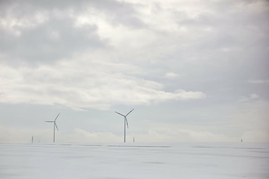 větrné mlýny, podána, den, větrný mlýn, sníh, bílý, mraky, nebe, alternativní energie, větrná turbína, síla větru, paliva a energie, nikdo, Příroda, venku, klid, studená teplota, turbína, ochrany životního prostředí, obnovitelná energie, životní prostředí, mrak - nebe, scenics - příroda, krása v přírodě, krajina, technologie, přistát, klidné scény, udržitelných zdrojů, moci, zdroj napájení, 2K