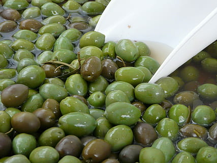 verde oliva, aceitunas, aceituna, verde, Olivos, comida y bebida, color verde, comida, frescura, abundancia, alimentación saludable, bienestar, utensilio de cocina, aceituna verde, utensilio para comer, cuchara, gran grupo de objetos, Fruta, nadie, de cerca, naturaleza muerta, adentro, vista de alto ángulo, 2K, CC0, dominio público, libre de derechos