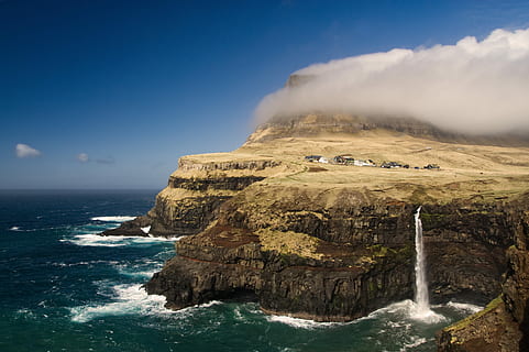foto, muntanya, cos, aigua, esquitxades, marró, penya-segat, oceà, cel, núvol, cascada, riu, tirar, segur, faro, Illes Faroe, ciutat, mar, escenics - natura, bellesa a la natura, rock, rock - object, naturalesa, sòlid, terra, formació de roca, tranquil·litat, cap gent, escena tranquil·la, blau, moviment, medi ambient, a l'aire lliure, horitzó sobre l’aigua, poder a la natura, 4K, CC0, domini públic, lliure de regalies