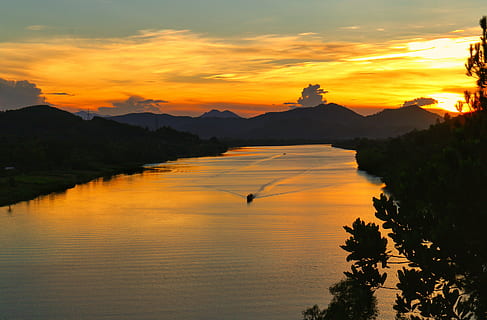 sore yang damai, burung, pandangan mata, kapal berlayar, sungai, matahari terbenam, perahu, refleksi, Jeruk, bayangan hitam, horison, air, danau, awan, langit, pohon, pemandangan, keindahan, Vietnam, bertulang belakang, keindahan di alam, scenics - alam, hewan, satwa liar hewan, tema binatang, binatang di alam liar, gunung, awan - langit, warna oranye, adegan yang tenang, ketenangan, satu binatang, alam, tidak ada orang, di luar rumah, 5K, CC0, domain publik, bebas royalti