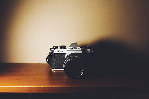 sort, grå, PENTAX, digital, kamera, træ-, overflade, pentax dslr kamera, Brun, hylde, sølv, Pentas, dslr kamera, bord, kamera - fotografisk udstyr, gammeldags, retro stylet, fotografering temaer, gammel, antik, udstyr, enkelt objekt, forældet, objektiv - optisk instrument, klassisk, fotografi, ingen mennesker, indendørs, teknologi, murbygningsfunktion, vignet, stilleben, tæt på, kopiere plads, gulve, historie, fortiden, musik, årgang, 4K, CC0, offentligt domæne, royaltyfrie