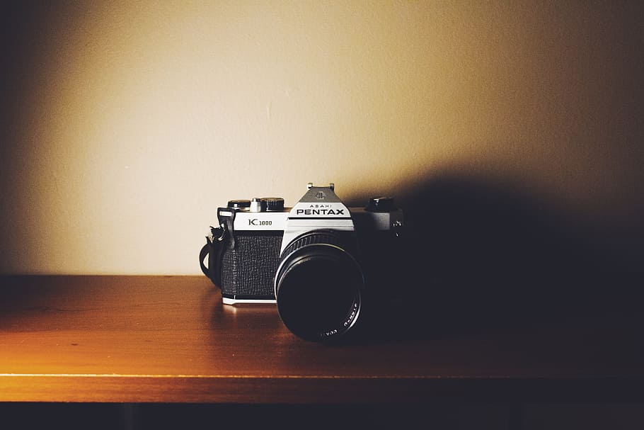 negre, gris, pentax, digital, càmera, fusta, superfície, càmera pentax dslr, marró, prestatge, plata, pentas, càmera dslr, taula, càmera - equip fotogràfic, passat de moda, estil retro, temes de fotografia, vell, antiguitat, equipament, sol objecte, obsoleta, lent - instrument òptic, clàssic, fotografia, cap gent, a l'interior, tecnologia, funció de construcció de parets, vinyeta, natura morta, primer pla, còpia espai, sòls, història, el passat, música, vintage, 4K