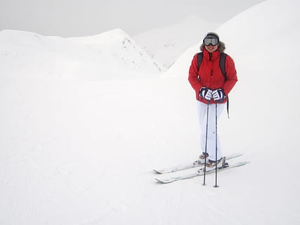 Montagne, de pointe, actif, du froid, femelle, fille, personnes, ski, skieur, pente, neige, sport, blanc, hiver, femme, Jeune, une personne, température froide, toute la longueur, sport d'hiver, Activité de loisir, permanent, sports extrêmes, Vêtements, journée, adulte, vue de face, chaîne de montagnes, la nature, modes de vie, vêtement chaud, 4K, CC0, domaine public, libre de droits