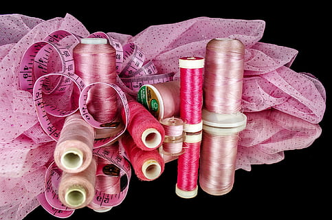 roz, fir, negru, suprafaţă, cusut, bumbac, material, bandă, măsura, croitor, centimetru, măsurare, textil, Modă, lungime, bobina, natură moartă, studio shot, culoarea roz, în interior, grup mare de obiecte, Fundal negru, alegere, articole de cusut, nici o persoana, variație, artă și sculptură, a închide, suflecate, vedere în unghi mare, direct deasupra, multi colorate, 1080P, CC0, domeniu public, fără drepturi de autor