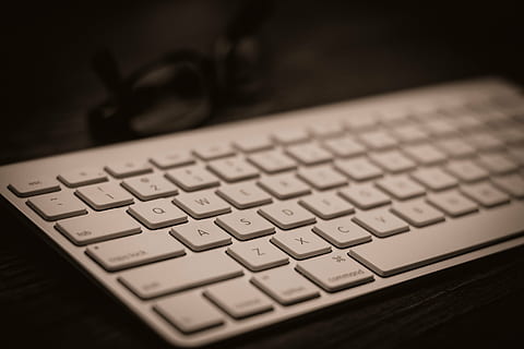 Apple Magic Keyboard, Oberfläche, Apfel, Technologie, Tastatur, Computer Tastatur, Nahansicht, keine Leute, Computerschlüssel, Computer, drinnen, Internet, Tag, Computerausrüstung, Kommunikation, Alphabet, Brief, kabellose Technologie, Computerteil, Verbindung, selektiver Fokus, Text, Stillleben, High Angle View, Tabelle, Tastenfeld, 5K, CC0, gemeinfrei, lizenzfrei