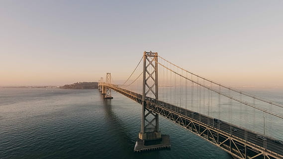 cos, aigua, marró, pont, blanc, cel, cos d'aigua, cel blanc, pont Golden Gate, pont - estructura feta per l'home, San Francisco County, mar, lloc famós, Pont en suspensió, Califòrnia, arquitectura, san francisco - califòrnia, posta de sol, EUA, connexió, transport, destinacions de viatge, estructura construïda, naturalesa, bellesa a la natura, ciutat, boira, cap gent, escenics - natura, viatjar, a l'aire lliure, badia, paisatge urbà, 4K, CC0, domini públic, lliure de regalies