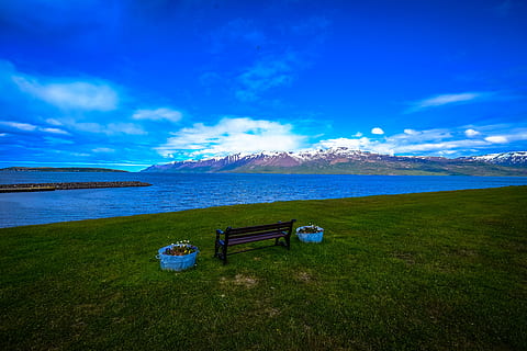 mare, paesaggio, montagne, natura, spiaggia, nuvole, luce del giorno, erba, oceano, all'aperto, paesaggio marino, riva del mare, cielo, acqua, onde, scenics - natura, bellezza nella natura, scena tranquilla, la tranquillità, montagna, blu, nuvola - cielo, pianta, nessuno, panchina, posto a sedere, giorno, lago, terra, scena non urbana, panchina del parco, 4K, CC0, dominio pubblico, privo di copyright