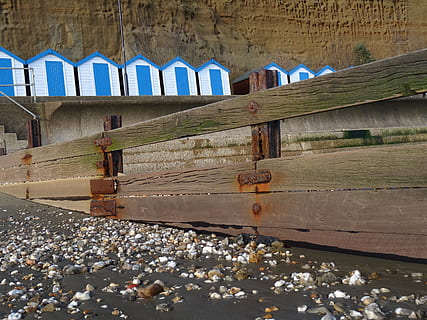 strandhytter, småsten, vinkel, strand, træ-, Isle of wight, ingen mennesker, dag, udendørs, bygget struktur, arkitektur, bygning udvendig, natur, træ - materiale, transportmidler, jernbanetransport, vand, sollys, væg, bygning, spore, jernbanespor, strand hytte, beskyttelse, hegn, 5K, CC0, offentligt domæne, royaltyfrie