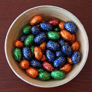 ous de xocolata, xocolata, ous de Pasqua, Pasqua, dolç, directament a sobre, bol, menjar i beguda, menjar, a l'interior, natura morta, taula, gran grup d'objectes, cap gent, multicolor, primer pla, menjar dolç, vista d’angle alt, abundància, alimentació saludable, frescor, indulgència, benestar, contenidor, temptació, 2K, CC0, domini públic, lliure de regalies