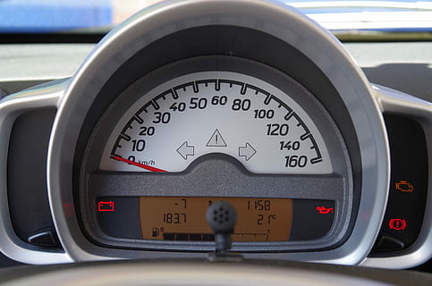 auto, intelligent, tableau de bord, compteur de vitesse, numérique, odomètre, indicateurs d'avertissement, pression d'huile, Voltage de batterie, frein à main, Système de transport, véhicule à moteur, voiture, transport, nombre, mode de transport, Panneau de contrôle, jauge, intérieur du véhicule, contrôle, intérieur de voiture, véhicule terrestre, La technologie, mètre - instrument de mesure, instrument de mesure, fermer, personne, la vitesse, en plein air, 4K, CC0, domaine public, libre de droits