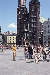 žmonių, stovėti, šalia, betonas, katedra, gatvė, pastatai, dienos metu, žmonių grupė, juoda, įsteigimas, paris, miesto scenoje, architektūra, miesto aikštė, pastato išorė, visas ilgis, pastatyta struktūra, atsitiktinių žmonių, vaikščioti, realūs žmonės, pastatas, moterys, miestas, religija, minios, didelė žmonių grupė, dvasingumas, dieną, tikėjimas, garbinimo vieta, vyrai, saulės šviesa, lauke, 8K, CC0, Viešasis domenas, nemokamai